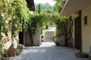 A garden outside b&b cascina la cinciallegra