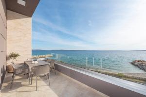 een eetkamer met uitzicht op de oceaan bij Villa Eni apartments 2 in Mandre