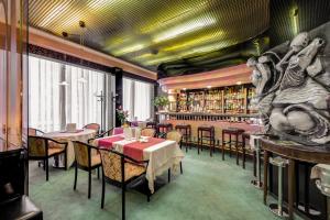 restauracja ze stołami i krzesłami oraz bar w obiekcie Brunelleschi Hotel w Mediolanie