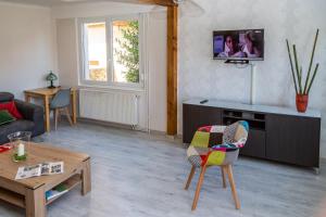 sala de estar con sofá y mesa en MA ROSE DES LUMIERES maison indépendante 6 personnes avec grande cour en Griesheim-près-Molsheim