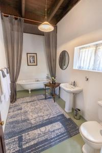 Bathroom sa Klein Nektar Wine & Olive Estate