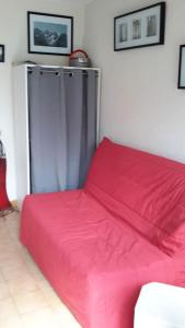 - un lit rouge dans une chambre avec une couverture rouge dans l'établissement Studio Residence Le Stella, à Ancelle