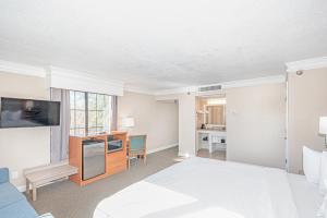 Giường trong phòng chung tại Casa Bella Inn & Suites Extended Stay