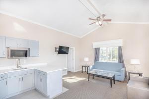 A seating area at Casa Bella Inn & Suites Extended Stay