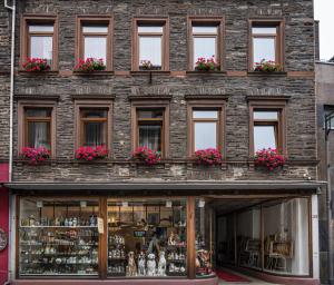 un magasin à l'avant d'un bâtiment en briques avec fenêtres dans l'établissement Traben Apartments "TenVIK", à Traben-Trarbach