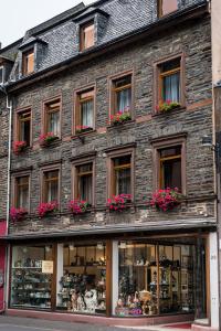 a building with windows and flowers on the front of it at Traben Apartments "TenVIK" in Traben-Trarbach