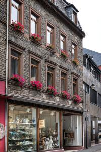 d'un bâtiment en briques avec des fenêtres et des boîtes de fleurs. dans l'établissement Traben Apartments "TenVIK", à Traben-Trarbach