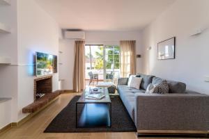 Posezení v ubytování Newly renovated 3 bedroom apt next to Puerto Banús