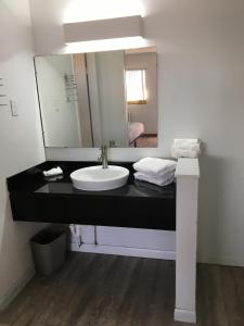Ένα μπάνιο στο Sands Motel