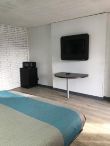 Camera con letto e TV a parete di Sands Motel a Van Horn