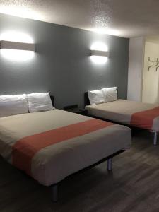 Habitación de hotel con 2 camas y luces en la pared en Sands Motel, en Van Horn