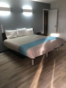 1 cama grande en una habitación con en Sands Motel, en Van Horn