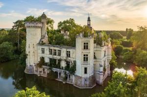 an old castle in the middle of a river at Maison de charme avec jardin aux Trois-Moutiers, 116 m², 6 pers. in Les-Trois-Moutiers