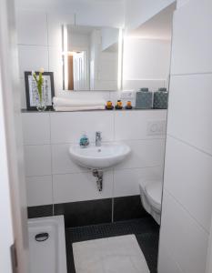 Ванная комната в 90qm Ferienwohnung Berlin Zentrum Nähe Prenzlauer Berg, 2 Bäder