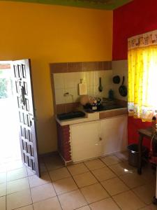 Una cocina o zona de cocina en Cabaña Quiahuiztlán Playa Villa Rica