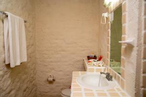 イスタパにあるプエルタ デル マール ホテルのバスルーム(洗面台、トイレ付)