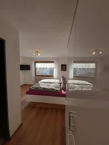 um quarto com 2 camas e 2 janelas em Landhaus Bindermoos em Schönau am Königssee