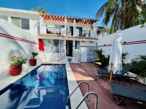 Zdjęcie z galerii obiektu Casa Piramide: Fully Furnished 2-Bedroom House w/ Private Swimming Pool and Waterfall, 5 Minute Walk from the Beach w mieście Barra de Navidad