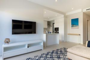 Μια τηλεόραση ή/και κέντρο ψυχαγωγίας στο Luxury Townhouse with Pool in Alvor