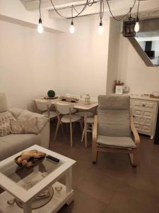 - un salon avec un canapé et une table dans l'établissement Cerverahouse, à Cervera de Buitrago