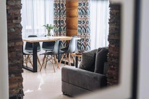 - une salle à manger avec une table et des chaises dans l'établissement Willa Gardenia, à Zakopane