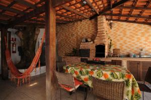 Habitación con mesa y sillas en la cocina en SAVONA Buzios, en Búzios