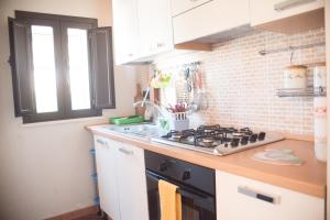 Kuchyň nebo kuchyňský kout v ubytování CASA PAOLO IN VAL DI NOTO