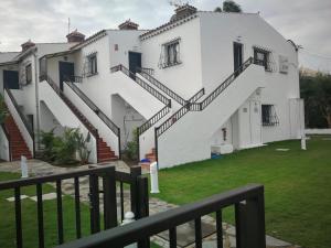 - un bâtiment blanc avec des escaliers sur son côté dans l'établissement Apartamentos Corona Playa, à Playa del Ingles