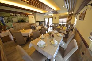 una sala da pranzo con tavoli e sedie in un ristorante di Lužnjanin restoran i sobe a Jošanička Banja