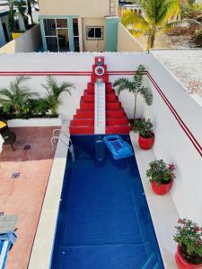 Uma vista da piscina em Casa Piramide: Fully Furnished 2-Bedroom House w/ Private Swimming Pool and Waterfall, 5 Minute Walk from the Beach ou nos arredores