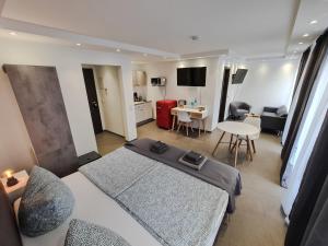 um quarto de hotel com uma cama e uma sala de estar em check-inn hotels - Essen em Essen