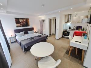 1 dormitorio con cama, mesa y cocina en check-inn hotels - Essen en Essen