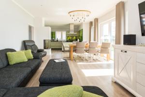sala de estar con sofá y comedor en Luxus-See-Domizil mit Sauna, Kamin und Boot-130 qm für 6 Personen, en Krakow am See