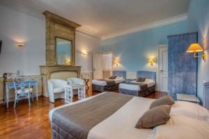 - une chambre avec 2 lits, une table et des chaises dans l'établissement Noreli B&B, à Sarlat-la-Canéda