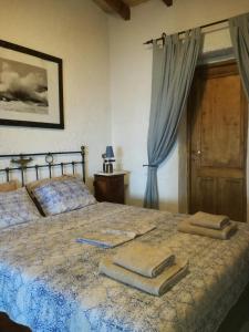 A bed or beds in a room at Villa Haris