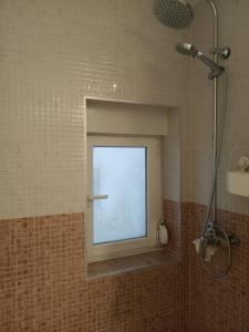 baño con ducha y ventana en FRANPAVI Aviles, en Avilés
