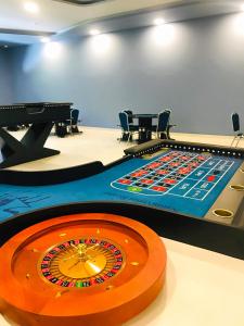 a roulette room with a roulette table and a roulette wheel at Nauticomar Resort All Inclusive & Beach Club in Porto Seguro