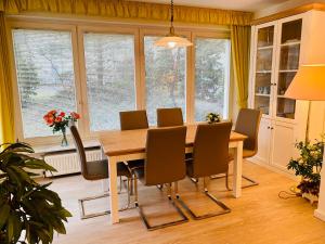a dining room with a wooden table and chairs at Villa Caprivi - Ferienwohnung E2 in Heringsdorf