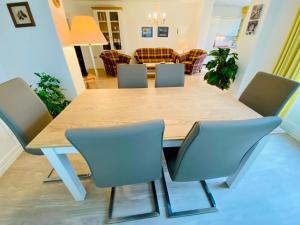 a dining room table and chairs in a living room at Villa Caprivi - Ferienwohnung E2 in Heringsdorf