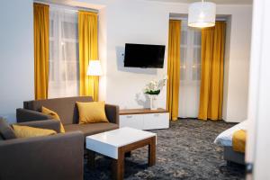 Televízia a/alebo spoločenská miestnosť v ubytovaní Hotel Nadodrzański Dwór - Nowa Sól