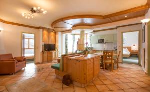 Telewizja i/lub zestaw kina domowego w obiekcie Fliana Arlberg Studios & Apartments