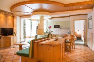 Telewizja i/lub zestaw kina domowego w obiekcie Fliana Arlberg Studios & Apartments