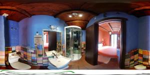 een badkamer met 2 wastafels en 2 spiegels bij jade in Ubrique