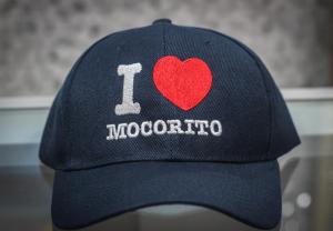einen schwarzen Hut mit einem Ich liebe Mojo darauf. in der Unterkunft Punto Madero Hotel & Plaza in Mocorito