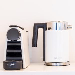 a coffee maker and a toaster on a counter at De Gouden Wilg in Lunteren