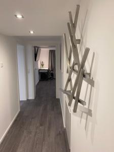 un pasillo con flechas de madera en la pared en Luxus Appartement Kapstadt, en Bergisch Gladbach