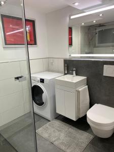 W łazience znajduje się pralka i umywalka. w obiekcie Luxus Appartement Kapstadt w mieście Bergisch Gladbach