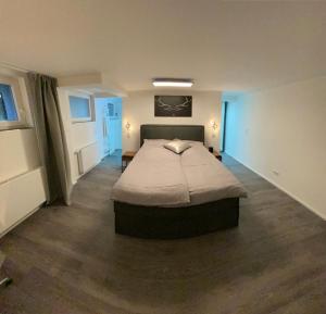 ein Schlafzimmer mit einem großen Bett in der Mitte in der Unterkunft Luxus Appartement Kapstadt in Bergisch Gladbach