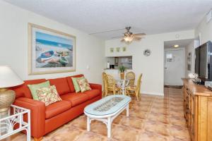 Gallery image of LaPlaya 104E Perfectly located near the path to the beach just steps from the pool in Longboat Key