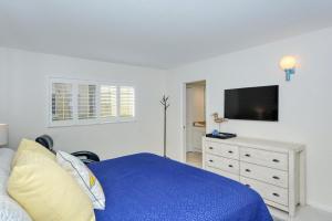 Foto da galeria de LaPlaya 101A Step out to the beach from your screened lanai Light and bright end unit em Longboat Key